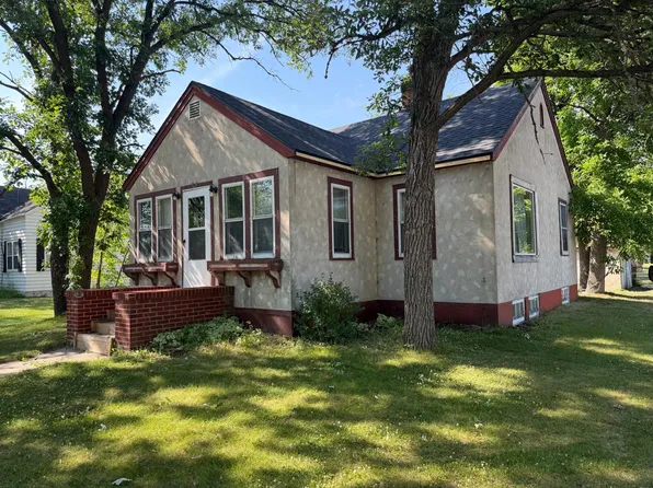 513 Lake St NE, Warroad, MN 56763