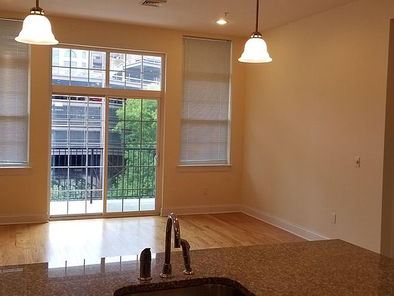 High Ceilings and pleny of sunlight