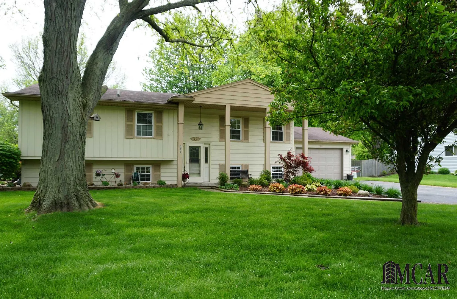 1043 Mapleway Dr photo 1