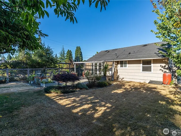 8601 36th Ave SW — Photo 23