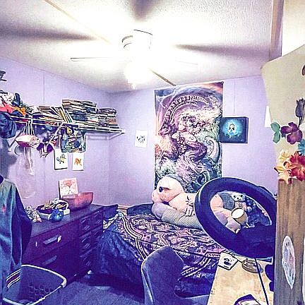Middle bedroom 
