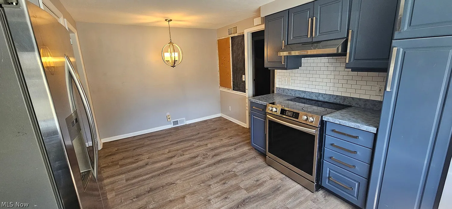 3 bed, 2.0 bath, 2400 sqft, $2,700 — Photo 4