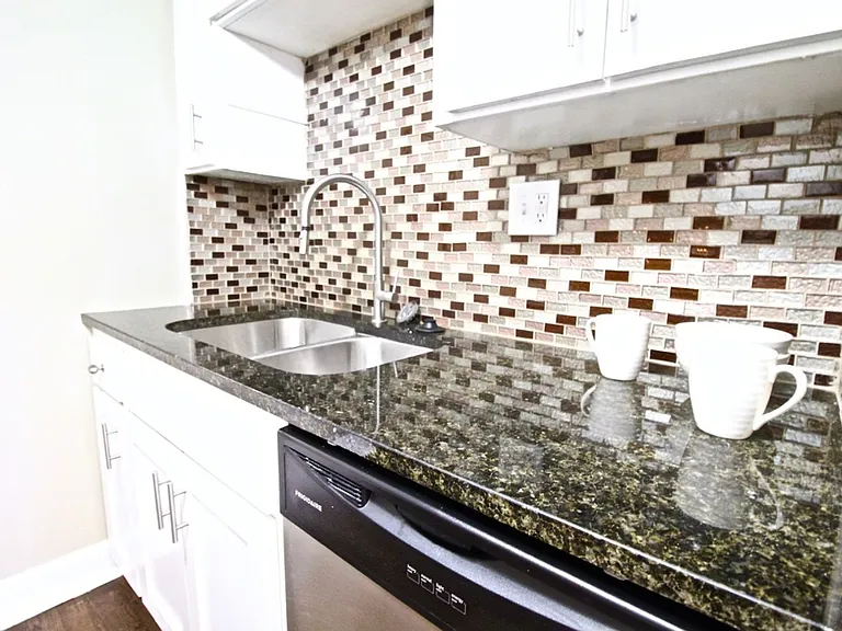 Plaza La Belle Apartments — Photo 50