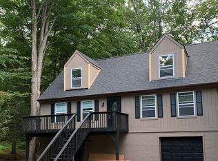 1910 Lakeview Dr E, Lake Ariel, PA 18436