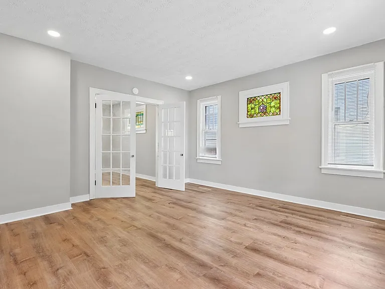 281 N Ogden Ave — Photo 11