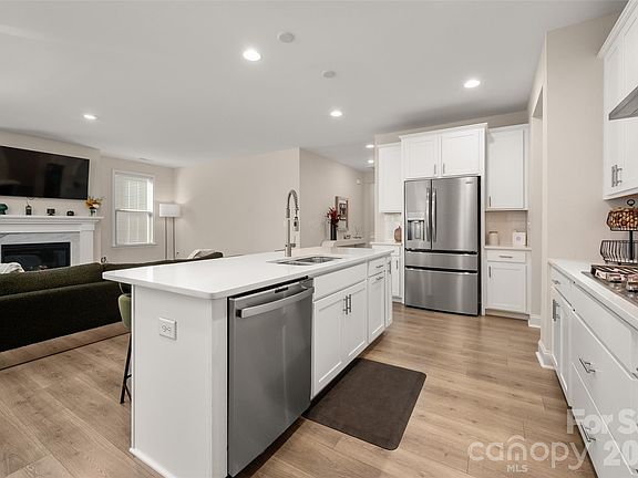 5th image of 2218 Excalibur Dr
