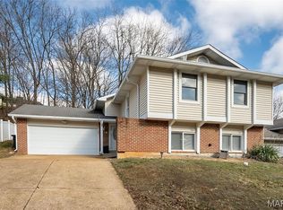 537 Treetop Village Dr, Ballwin, MO 63021