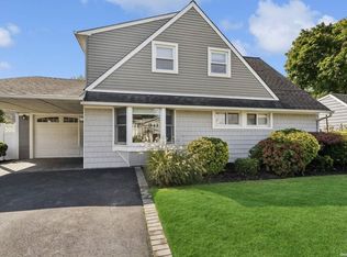 40 Tallow Ln, Levittown, NY 11756