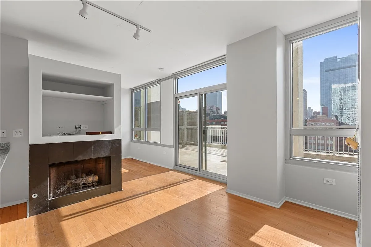 1 bed, 1.0 bath, 650 sqft, $2,300 — Photo 2