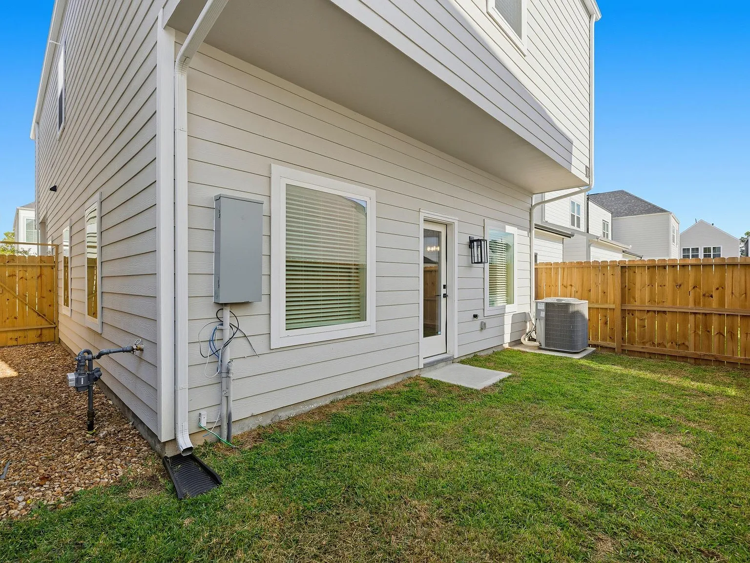 4 bed, 2.5 bath, 1983 sqft, $2,299 — Photo 2