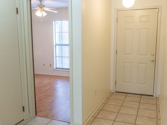 5th image of 201 Pin Oak Dr