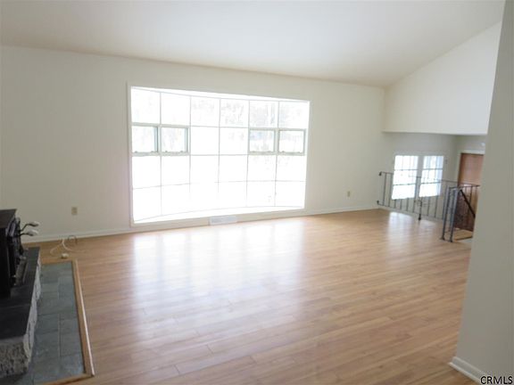 3rd image of 31 Carriage House Ln