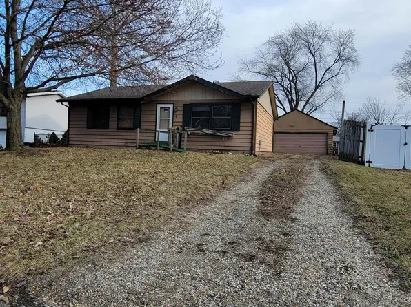 8 Brentwood Ct, Pekin, IL 61554
