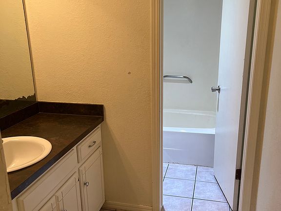 2nd image of 2413 Oakridge Dr