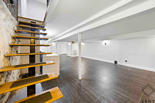 Rented by ERNY LLC | media 18