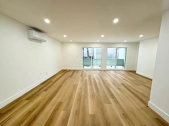 2nd image of 605 San Vicente Blvd #987b99917