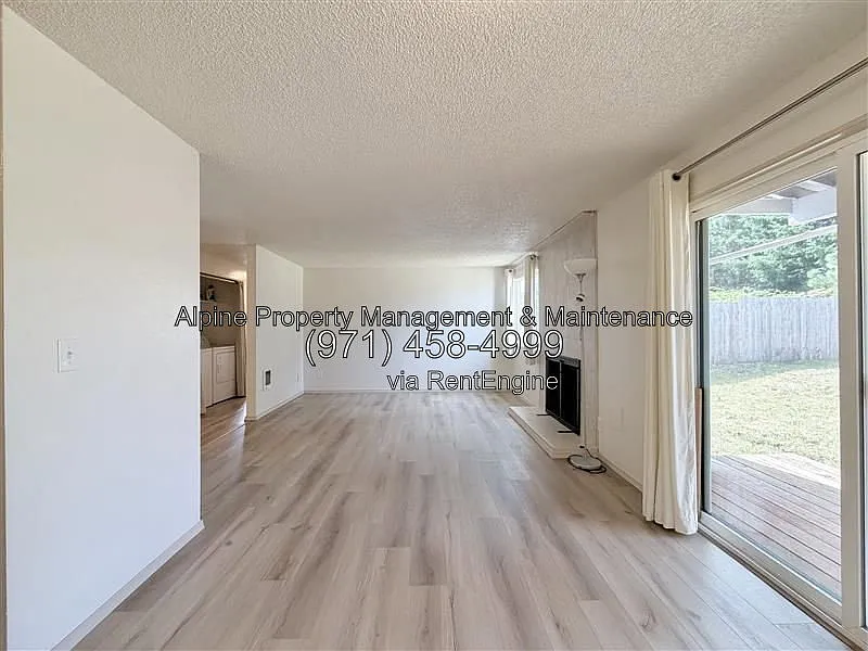 3 bed, 2.0 bath, 1208 sqft, $2,300 — Photo 4