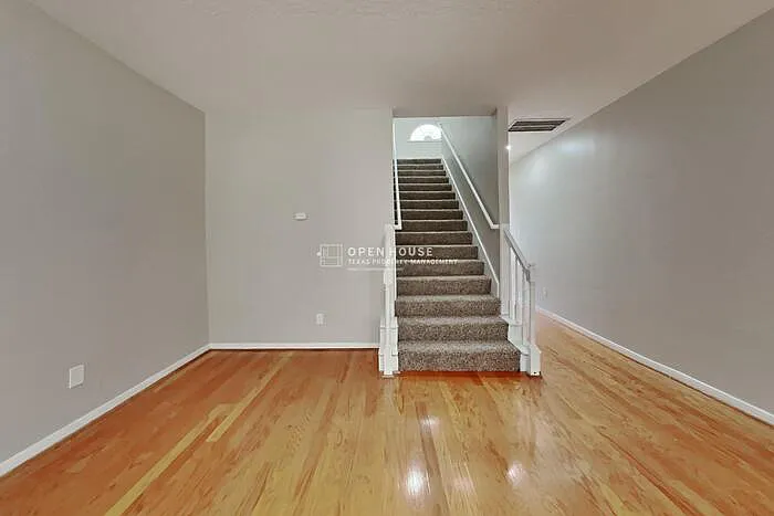 3 bed, 2.0 bath, 2576 sqft, $2,450 — Photo 3