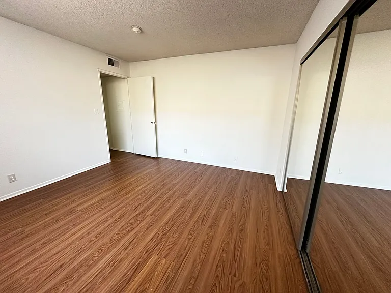 445 E Tujunga Ave — Photo 9