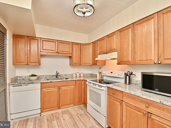 5th image of 3819 Burlingame Pl Suite B