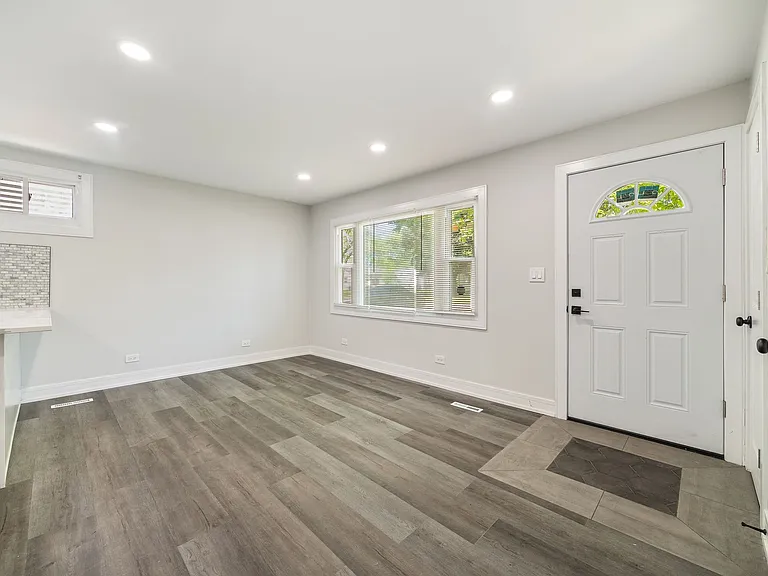 16752 Artesian Ave — Photo 2