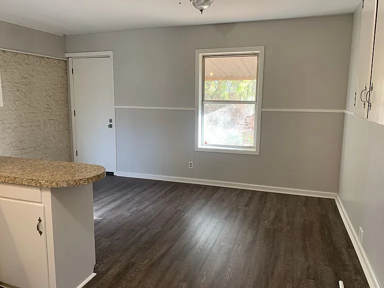 2204 Clinton St — Photo 6