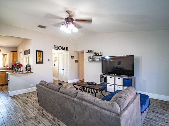 3rd image of 15 Knightsbridge Ln