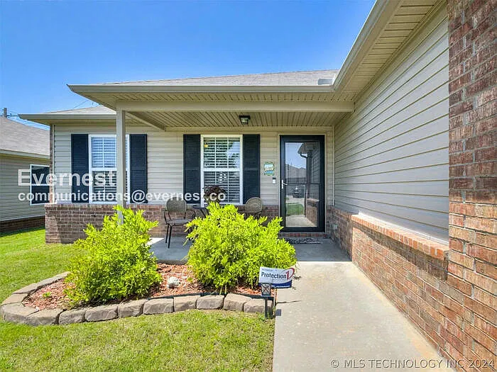 3 bed, 2.0 bath, 1297 sqft, $1,749 — Photo 3