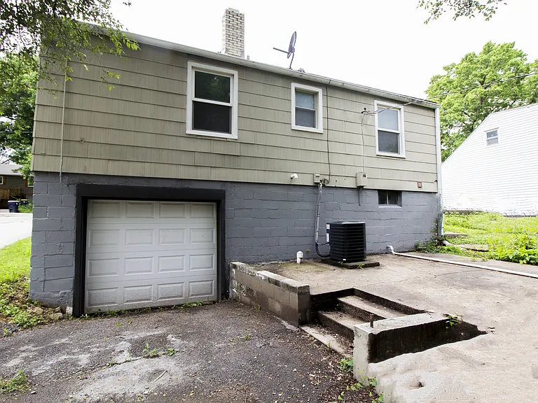 9107 Charlotte St — Photo 15