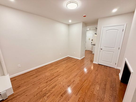 5th image of 213 E 25th St APT 1C