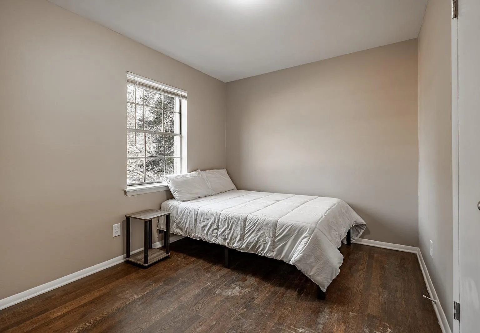 4 bed, 3.0 bath, 300 sqft, $698 — Photo 1