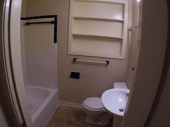 2nd image of 3047 N Detroit Cir