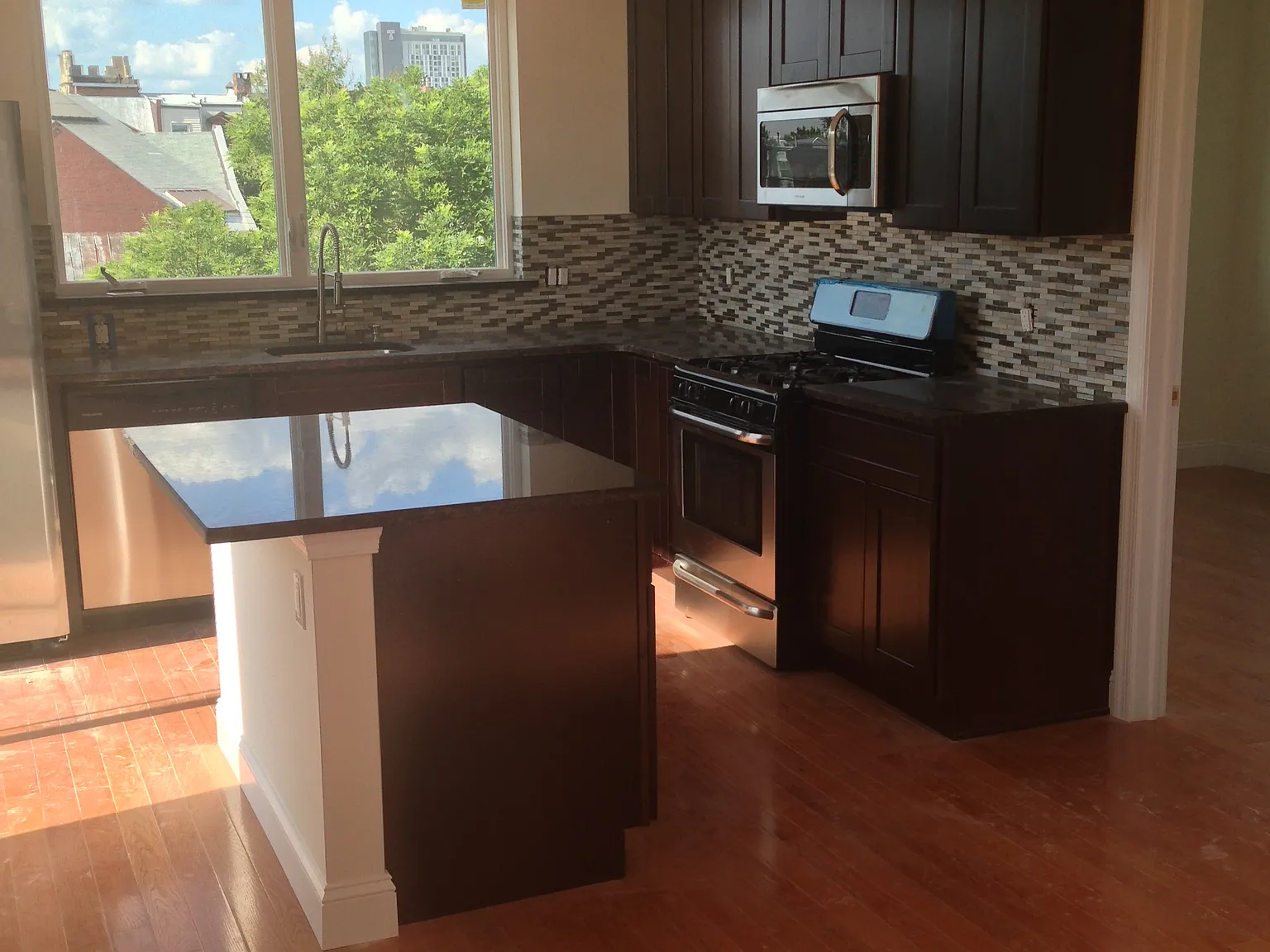2 bed, 842 sqft, $1,850 — Photo 3