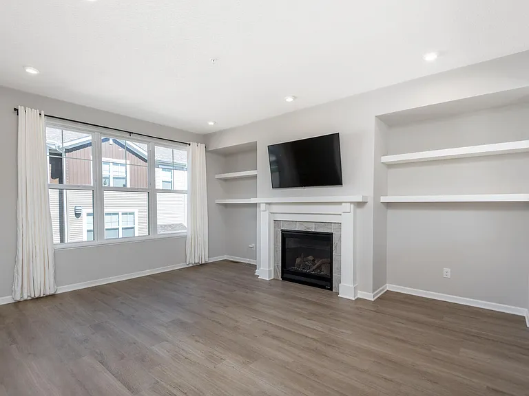 809 Roselyn Dr — Photo 3