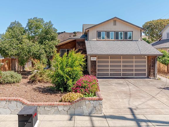 2nd image of 38940 Cherry Ct