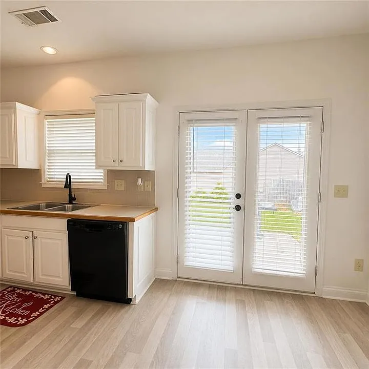 5 bed, 2598 sqft, $2,600 — Photo 4