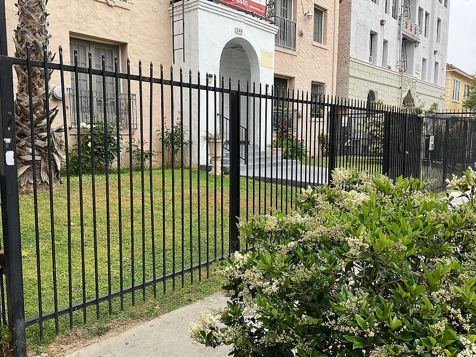 246 1/2 S Kenmore Ave #R308