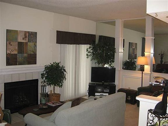 3rd image of 121 Grenadier Ct