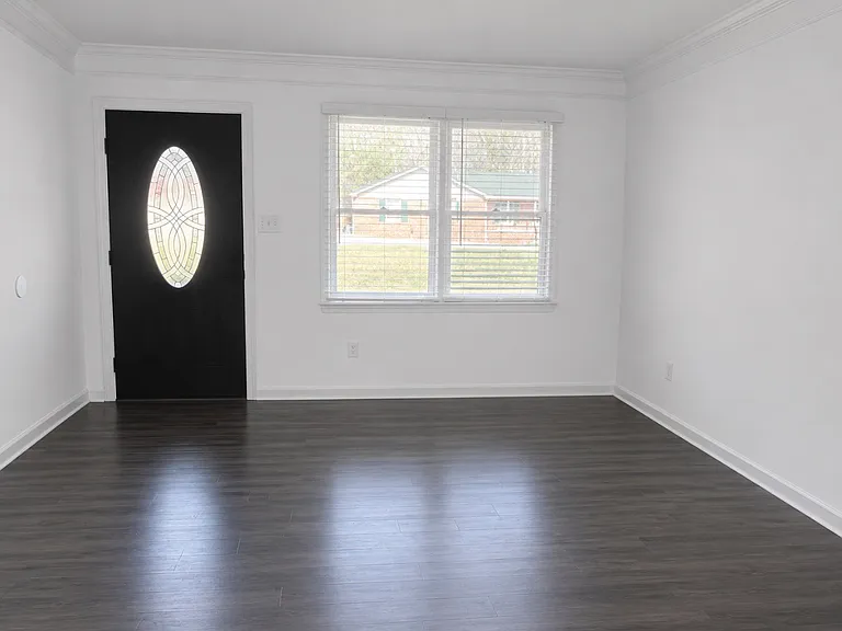 320 Seagraves Dr — Photo 3