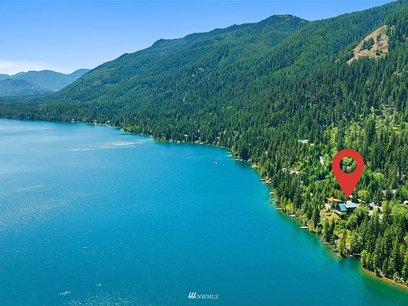 4 seasons of recreational paradise on this alpine motor lake, just 10 minutes from Snoqualmie Pass, 1 hr to Seattle, 20 min to historic Roslyn & 5 star golf & dining at Suncadia.>