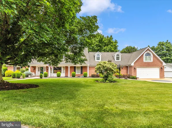 11405 Pine Hill Dr, Waynesboro, PA 17268