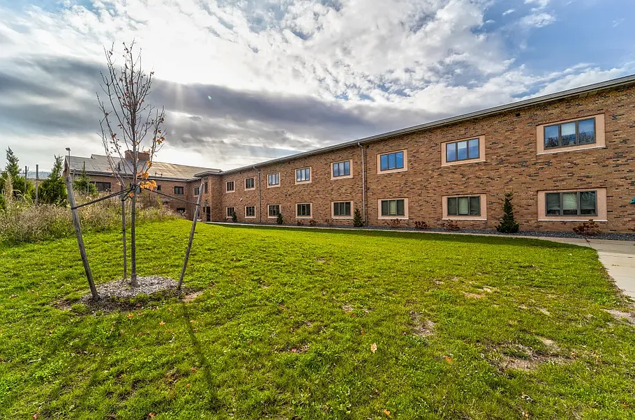 Sunset Place Apartments — Photo 2