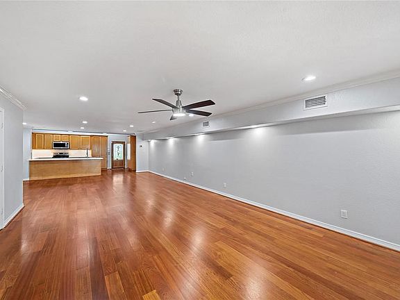 5th image of 8970 Chatsworth Dr