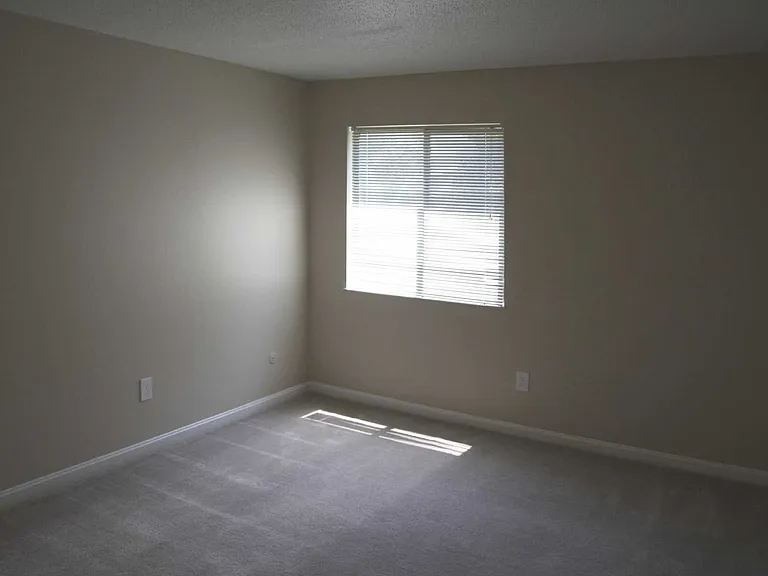 Chimneys Of Oak Creek Apartments — Photo 3