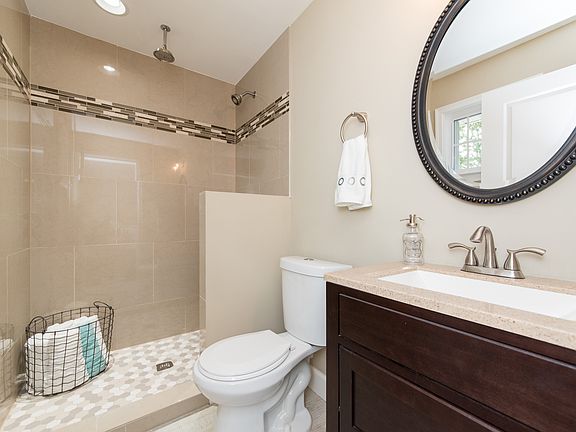4th image of 1410 Buckthorn Dr