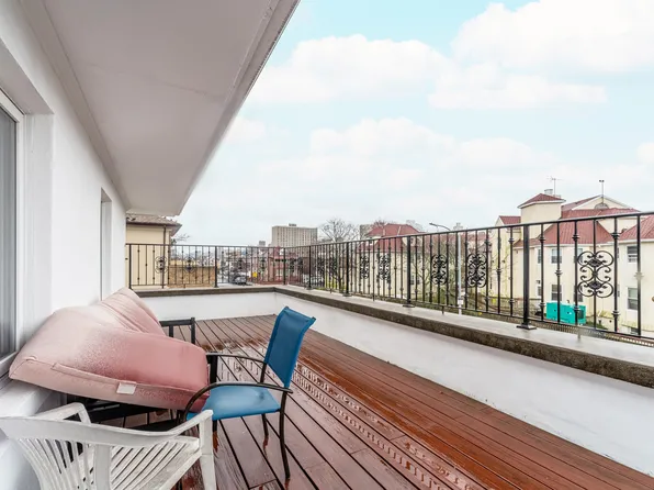 3817 Oceanic Avenue image 8 of 37