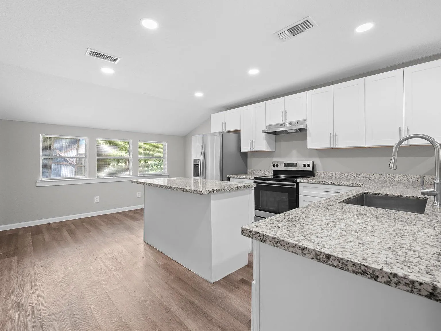 4 bed, 2.0 bath, 1222 sqft, $1,950 — Photo 4