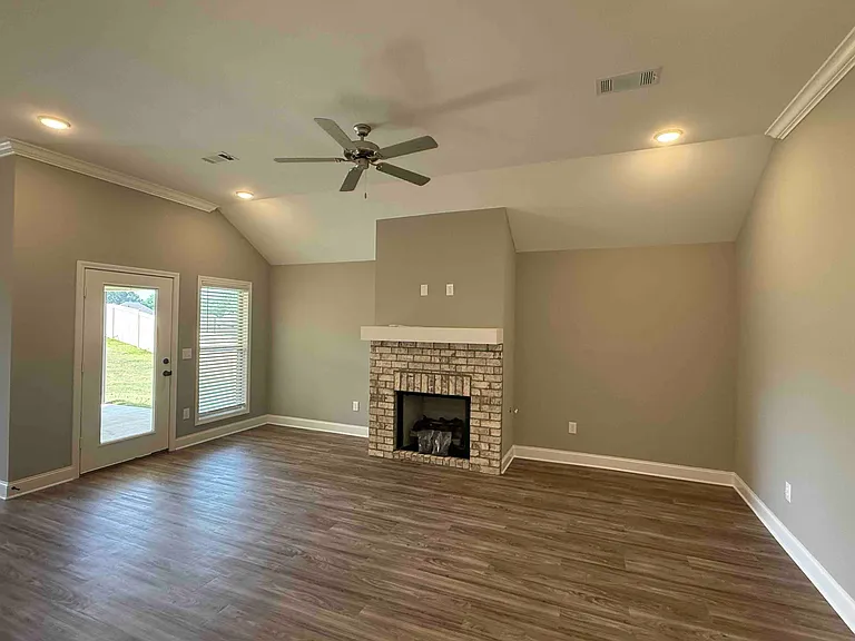 573 Patrick Farms Dr — Photo 3