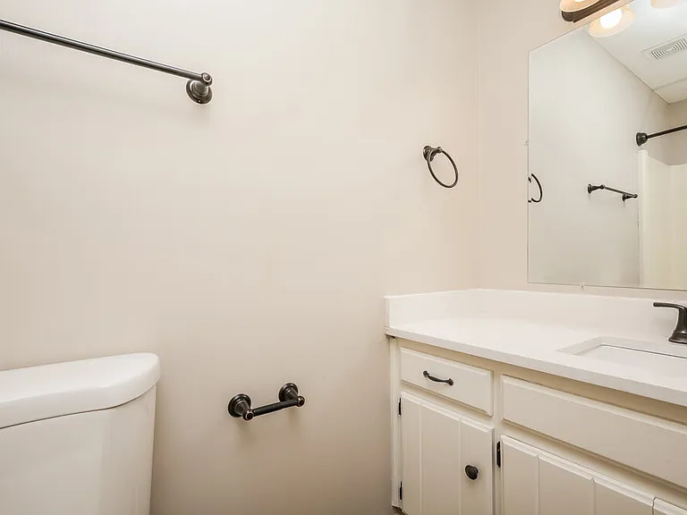 300 Southlake Dr — Photo 11