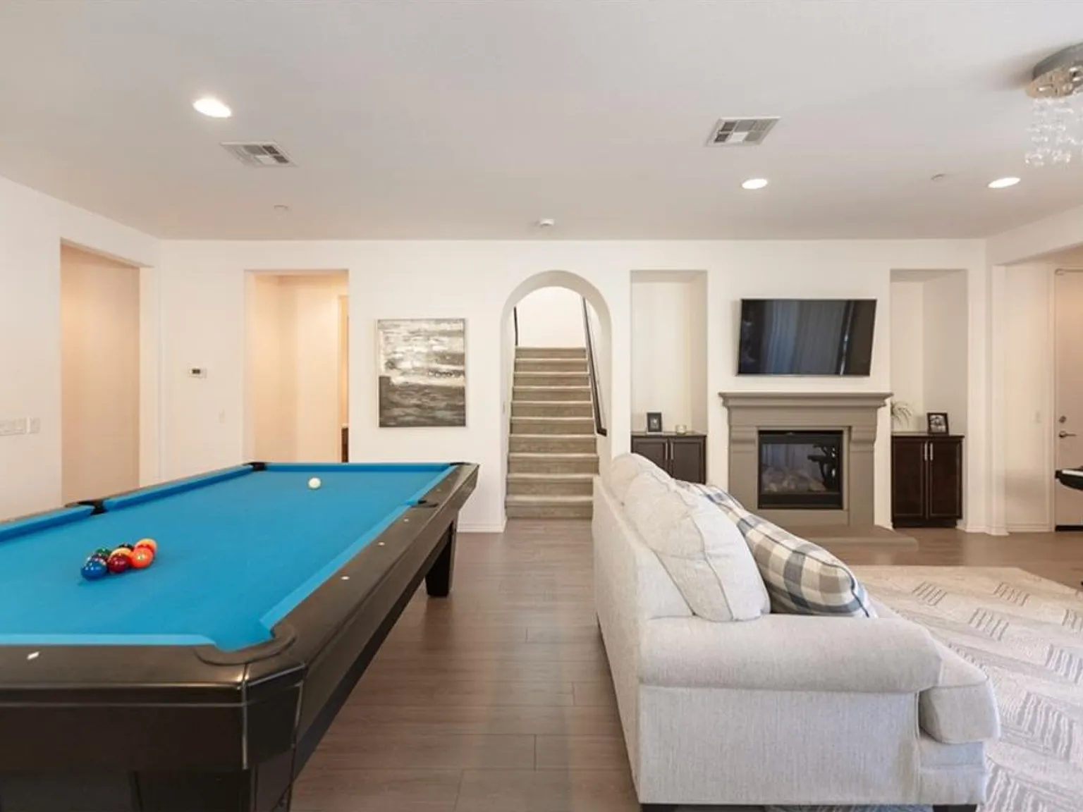 4 bed, 2468 sqft, $3,700 — Photo 4